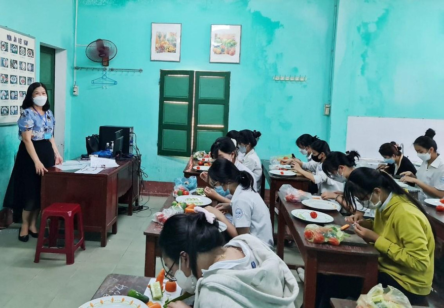 Những tiết học tại các trường ở tỉnh Thừa Thiên - Huế đang xem trọng việc hướng nghiệp cho học sinh và lồng bài giảng về nghề nghiệp như môn Nấu ăn. Những tiết học tại các trường ở tỉnh Thừa Thiên - Huế đang xem trọng việc hướng nghiệp cho học sinh và lồng bài giảng về nghề nghiệp như môn Nấu ăn.