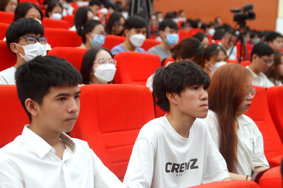 Các học sinh, sinh viên chăm chú theo dõi những diễn giả thuyết minh về cơ hội nghề nghiệp. Các học sinh, sinh viên chăm chú theo dõi những diễn giả thuyết minh về cơ hội nghề nghiệp.