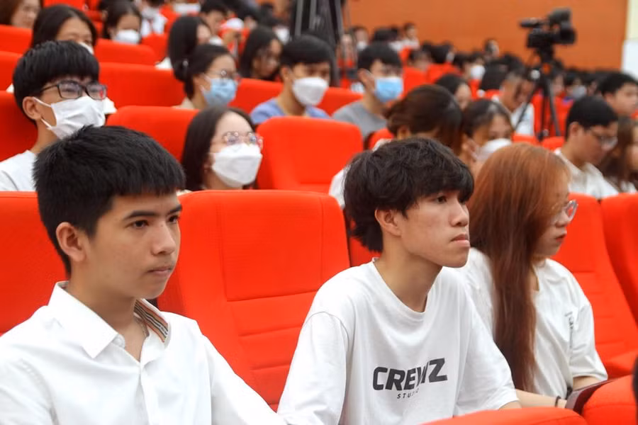 Các học sinh, sinh viên chăm chú theo dõi những diễn giả thuyết minh về cơ hội nghề nghiệp.