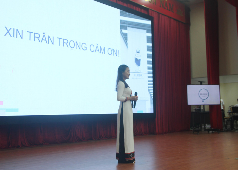 Các thí sinh trình bày đều tỏ ra thoải mái và vui vẻ khi nhận được góp ý chân thành từ Ban giám khảo và mentor.