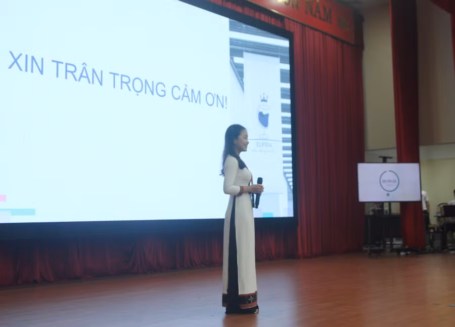 Các thí sinh trình bày đều tỏ ra thoải mái và vui vẻ khi nhận được góp ý chân thành từ Ban giám khảo và mentor.