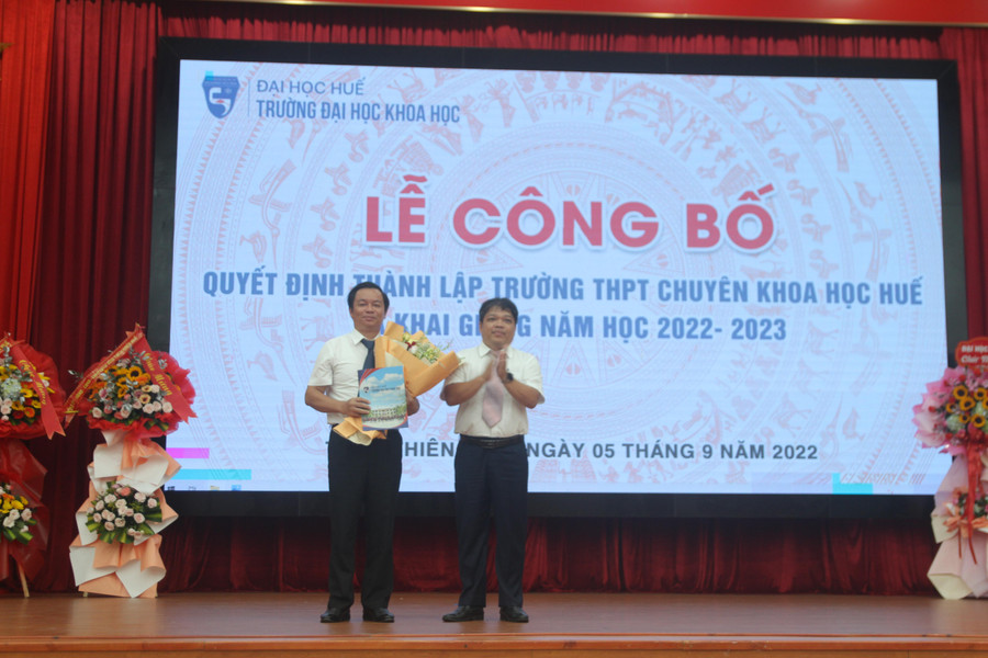 PGS.TS Võ Thanh Tùng - Hiệu trưởng Trường Đại học Khoa học, Đại học Huế (phải) trao quyết định Hiệu trưởng Trường THPT chuyên Khoa học Huế cho PGS.TS Trần Ngọc Tuyền. PGS.TS Võ Thanh Tùng - Hiệu trưởng Trường Đại học Khoa học, Đại học Huế (phải) trao quyết định Hiệu trưởng Trường THPT chuyên Khoa học Huế cho PGS.TS Trần Ngọc Tuyền.