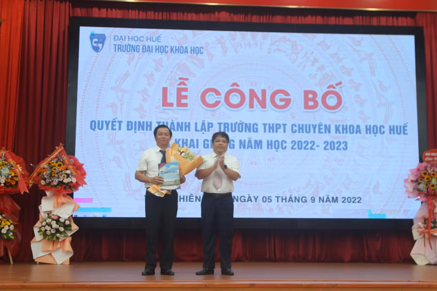 PGS.TS Võ Thanh Tùng - Hiệu trưởng Trường Đại học Khoa học, Đại học Huế (phải) trao quyết định Hiệu trưởng Trường THPT chuyên Khoa học Huế cho PGS.TS Trần Ngọc Tuyền.