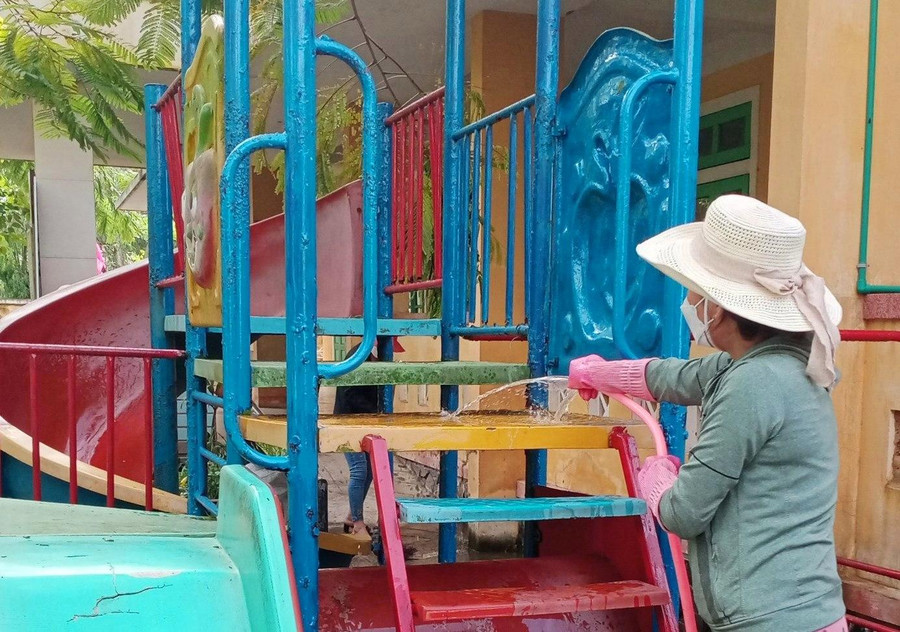 Xịt rửa vệ sinh khu vui chơi cho học sinh. Xịt rửa vệ sinh khu vui chơi cho học sinh.