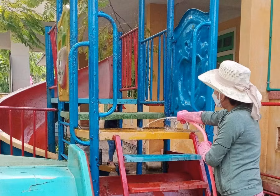Xịt rửa vệ sinh khu vui chơi cho học sinh.