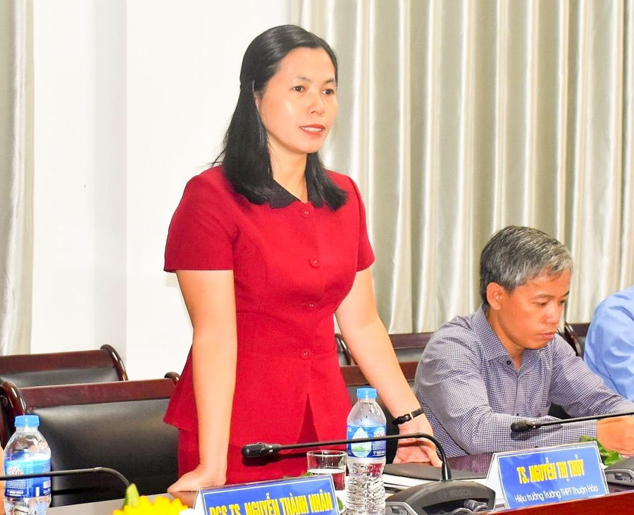 TS. Nguyễn Thị Thủy – Hiệu trưởng Trường THPT Thuận Hóa (ĐH Sư phạm, ĐH Huế) phát biểu tại lễ ký kết. TS. Nguyễn Thị Thủy – Hiệu trưởng Trường THPT Thuận Hóa (ĐH Sư phạm, ĐH Huế) phát biểu tại lễ ký kết.