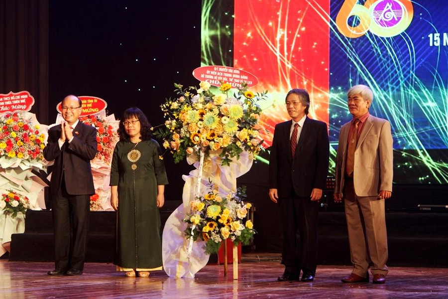 Lãnh đạo Bộ VH,TT&amp;DL tặng hoa chúc mừng Học viện Âm nhạc Huế.