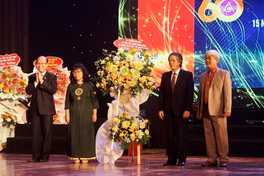 Lãnh đạo Bộ VH,TT&amp;DL tặng hoa chúc mừng Học viện Âm nhạc Huế.