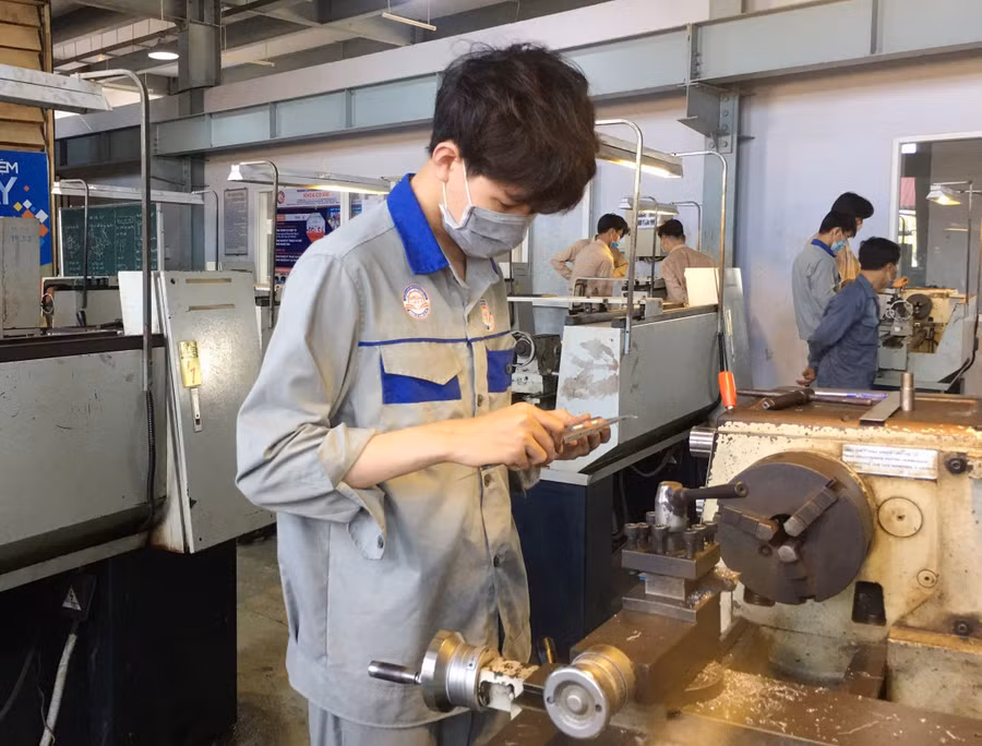 Nghề cơ khí được đào tạo cho học sinh THPT hệ 9+ tại trường này.