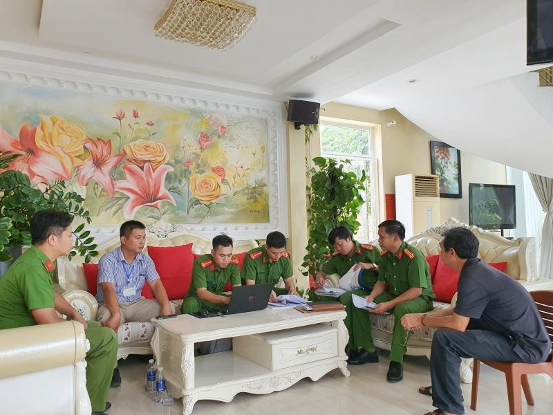 Đoàn kiểm tra lập biên bản vi phạm về an toàn PCCC đối với cơ sở karaoke T.Đ.