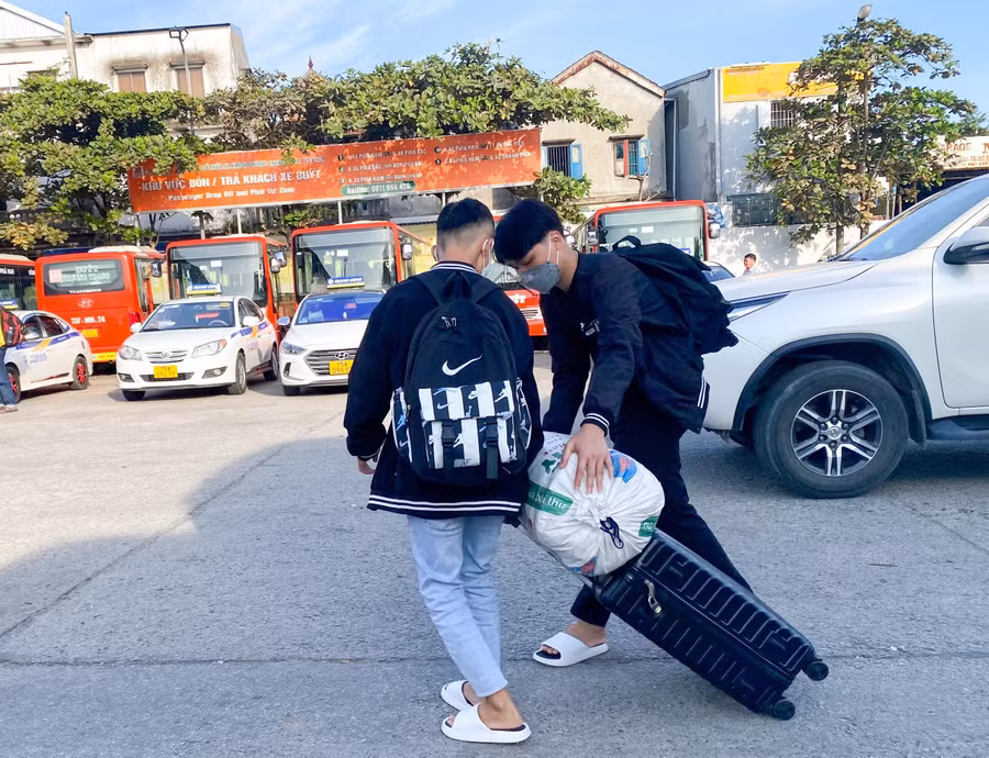 Nhiều sinh viên, phụ huynh có mặt tại Huế từ sáng sớm tại Bến xe phía Nam, TP Huế.