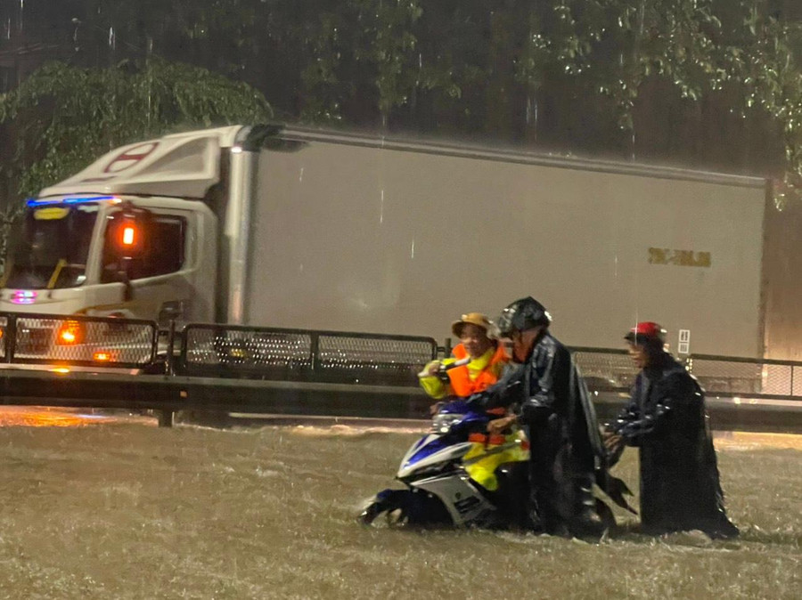 Nước ngập sâu từ 0,2 đến hơn 0,5m trên đoạn Quốc lộ 1A này. Nước ngập sâu từ 0,2 đến hơn 0,5m trên đoạn Quốc lộ 1A này.