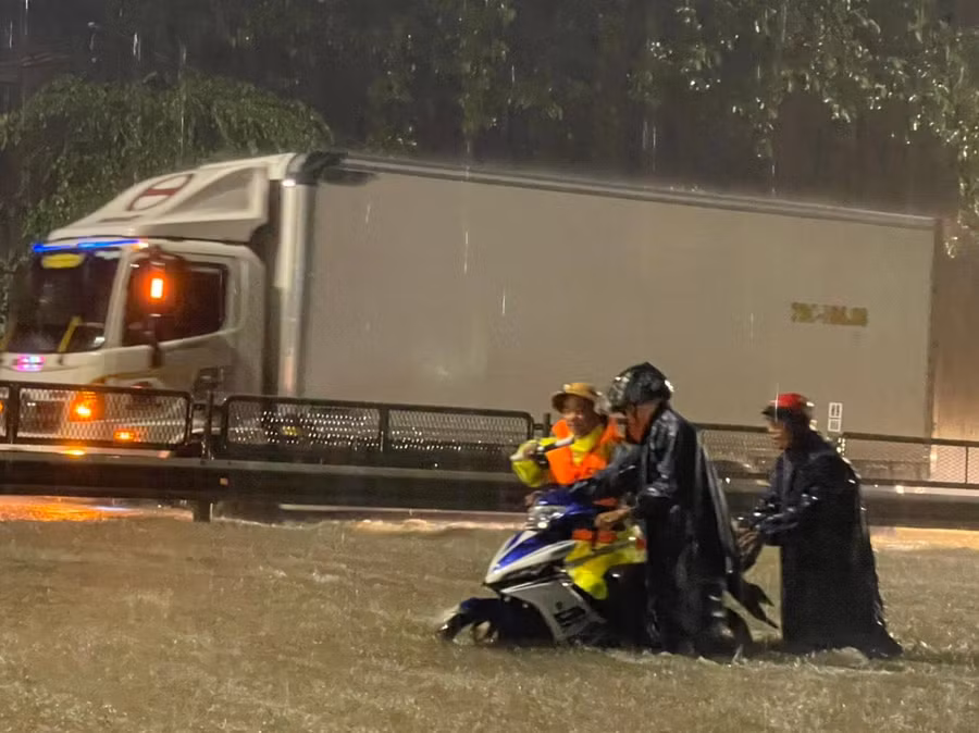 Nước ngập sâu từ 0,2 đến hơn 0,5m trên đoạn Quốc lộ 1A này.