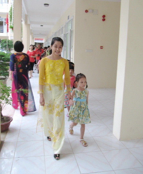 Giáo viên chính là tấm gương để học sinh học tập và noi theo về lối sống và văn hóa ứng xử Giáo viên chính là tấm gương để học sinh học tập và noi theo về lối sống và văn hóa ứng xử