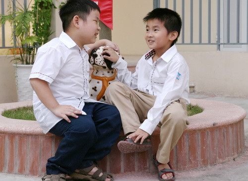 Giáo dục lối sống để các em biết yêu thương, giúp đỡ bạn bè Giáo dục lối sống để các em biết yêu thương, giúp đỡ bạn bè