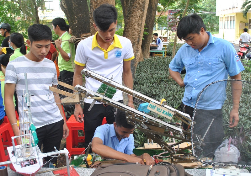 Các bạn sịnh viên với các chế phẩm của mình.