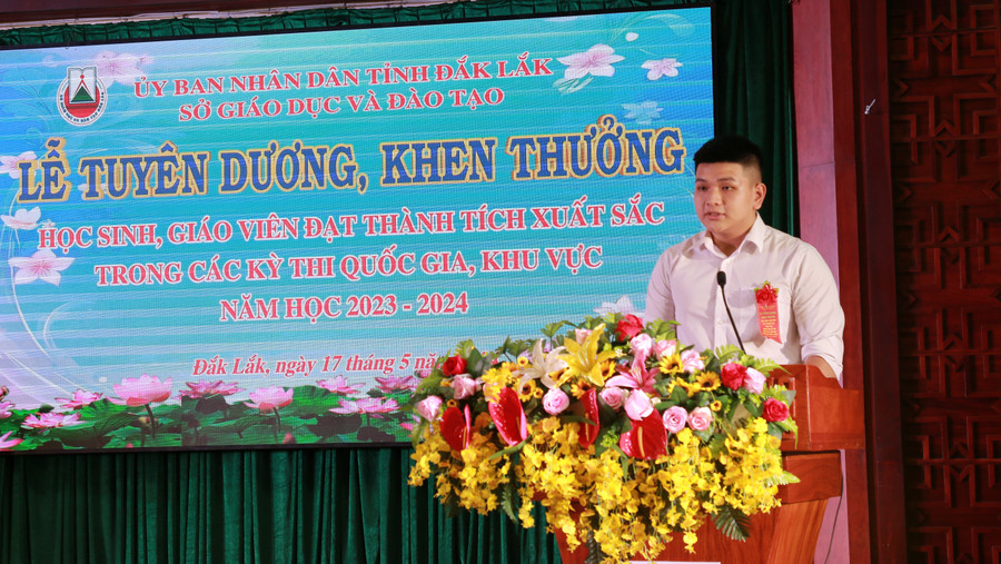 Em Ngô Văn Trường Phúc thay mặt học sinh gửi lời tri ân thầy cô. (Ảnh: BH)