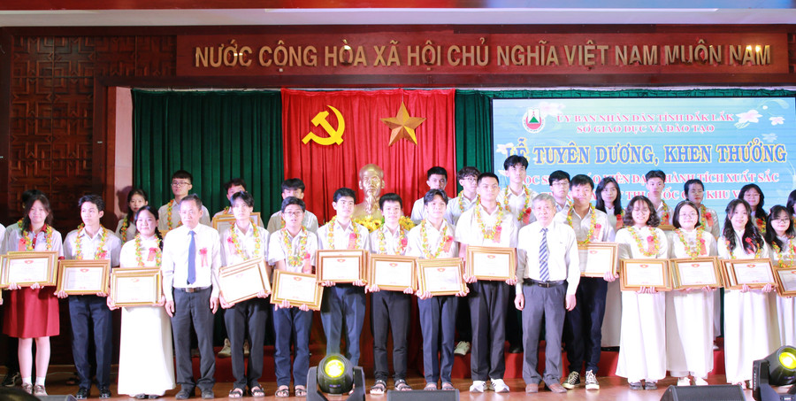 Ban tổ chức trao tặng Giấy khen cho học sinh giỏi quốc gia THPT năm học 2023-2024. (Ảnh: BH)