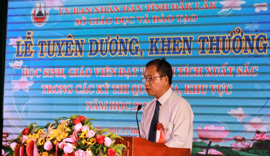 TS. Đỗ Tường Hiệp, Phó Giám đốc Sở GD&ĐT báo cáo kết quả giáo dục mũi nhọn của Đắk Lắk