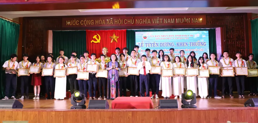 Lãnh đạo tỉnh Đắk Lắk trao Bằng khen của Bộ GD&ĐT cho các học sinh xuất sắc. (Ảnh: BH)