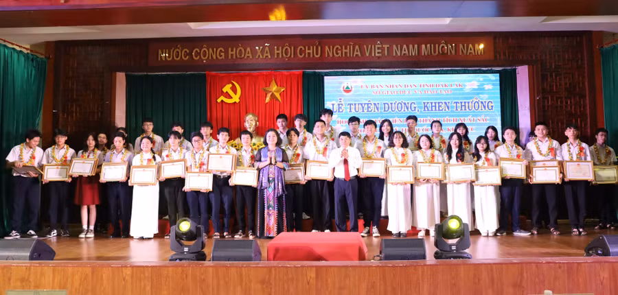 Lãnh đạo tỉnh Đắk Lắk trao Bằng khen của Bộ GD&ĐT cho các học sinh xuất sắc. (Ảnh: BH)