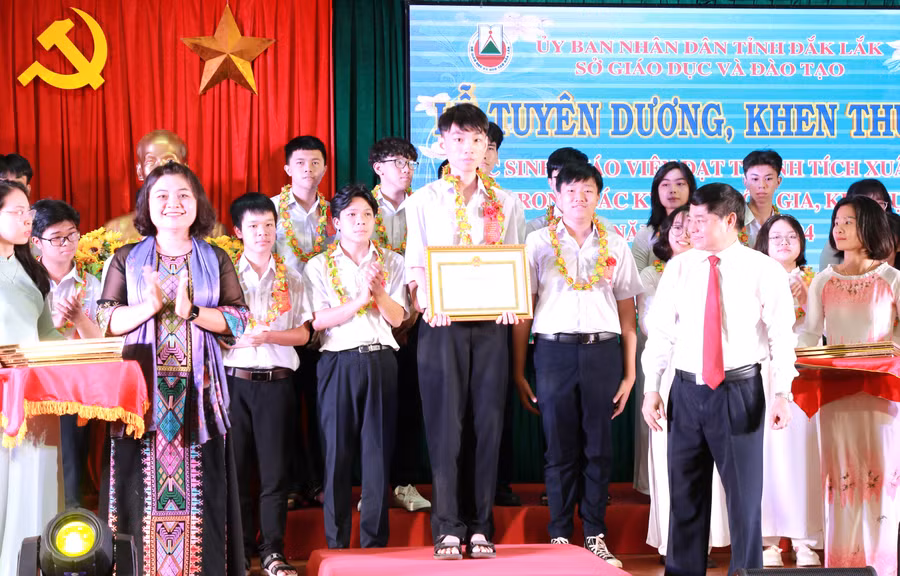 Tỉnh Đắk Lắk vinh danh học sinh giỏi quốc gia THPT năm học 2023-2024. (Ảnh: BH)