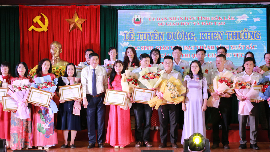 Ban tổ chức trao thưởng cho giáo viên có học sinh giỏi quốc gia THPT năm học 2023-2024. (Ảnh: BH)