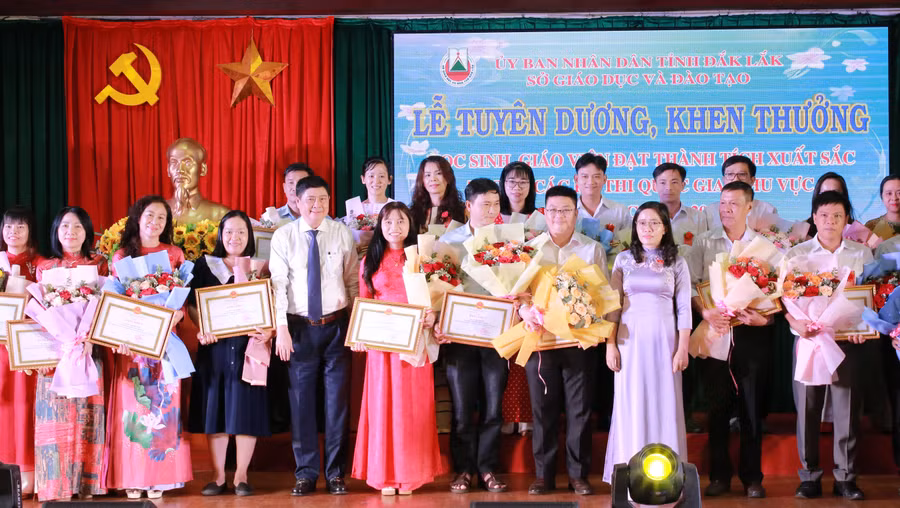 Ban tổ chức trao thưởng cho giáo viên có học sinh giỏi quốc gia THPT năm học 2023-2024. (Ảnh: BH)