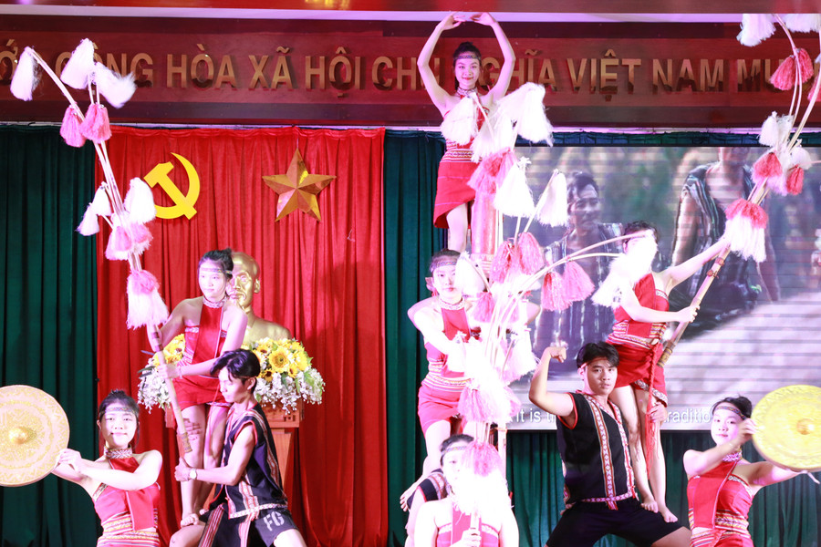 Văn nghệ chào mừng buổi lễ. (Ảnh: BH)