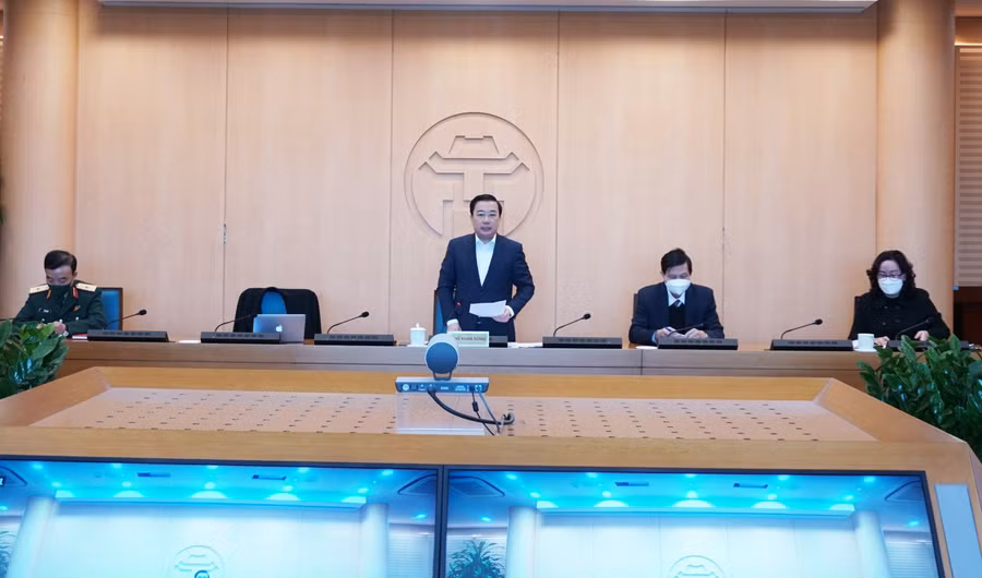 Phó Chủ tịch UBND TP Chử Xuân Dũng, Phó trưởng Ban chỉ đạo phòng chống Covid-19 Hà Nội chủ trì phiên họp.