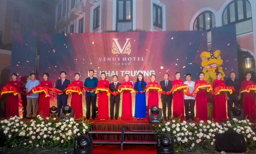 Các đại biểu cắt băng khai trương Venus Hotel Tam Đảo