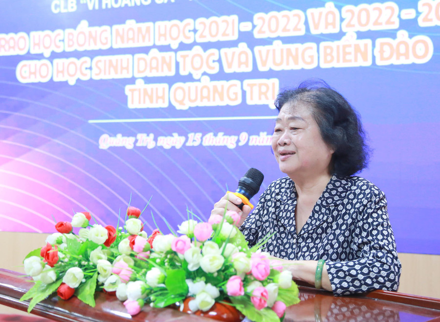 Bà Trương Mỹ Hoa động viên học sinh nghèo hiếu học tại Quảng Trị. Bà Trương Mỹ Hoa động viên học sinh nghèo hiếu học tại Quảng Trị.