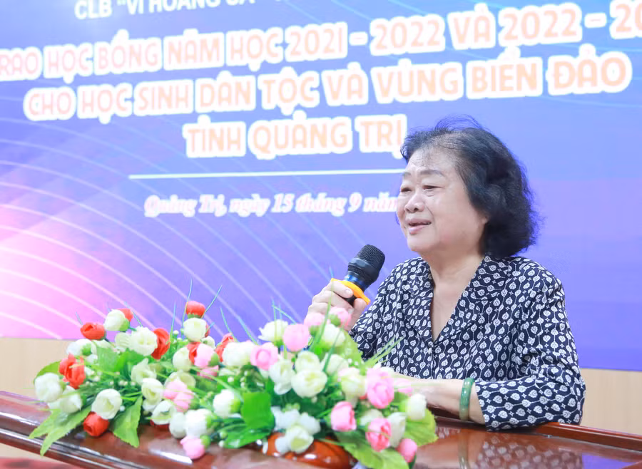Bà Trương Mỹ Hoa động viên học sinh nghèo hiếu học tại Quảng Trị. Bà Trương Mỹ Hoa động viên học sinh nghèo hiếu học tại Quảng Trị.