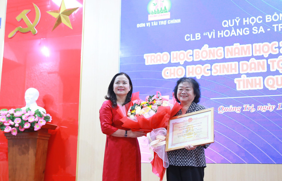 Lãnh đạo Sở GD&ĐT Quảng Trị ghi nhận sự quan tâm của lãnh đạo Qũy học bổng Vừ A Dính. Lãnh đạo Sở GD&ĐT Quảng Trị ghi nhận sự quan tâm của lãnh đạo Qũy học bổng Vừ A Dính.