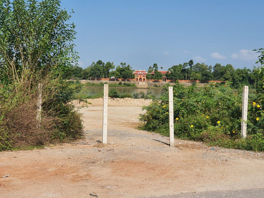 Chính quyền đóng cọc bê tông tại các lối dẫn vào bãi cát. Chính quyền đóng cọc bê tông tại các lối dẫn vào bãi cát.