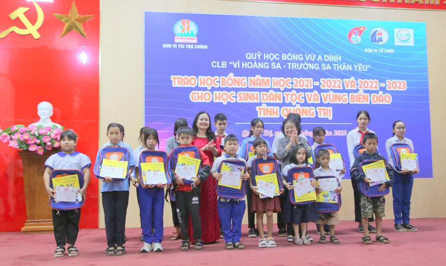 Bà Trương Mỹ Hoa - nguyên Phó Chủ tịch nước, Chủ tịch Quỹ học bổng Vừ A Dính; T.S Lê Thị Hương – Giám đốc Sở GD&ĐT tỉnh Quảng Trị trao học bổng đến học sinh. Bà Trương Mỹ Hoa - nguyên Phó Chủ tịch nước, Chủ tịch Quỹ học bổng Vừ A Dính; T.S Lê Thị Hương – Giám đốc Sở GD&ĐT tỉnh Quảng Trị trao học bổng đến học sinh.