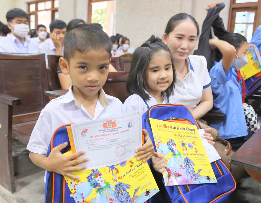 Các em học sinh vui mừng khi nhận học bổng. Các em học sinh vui mừng khi nhận học bổng.