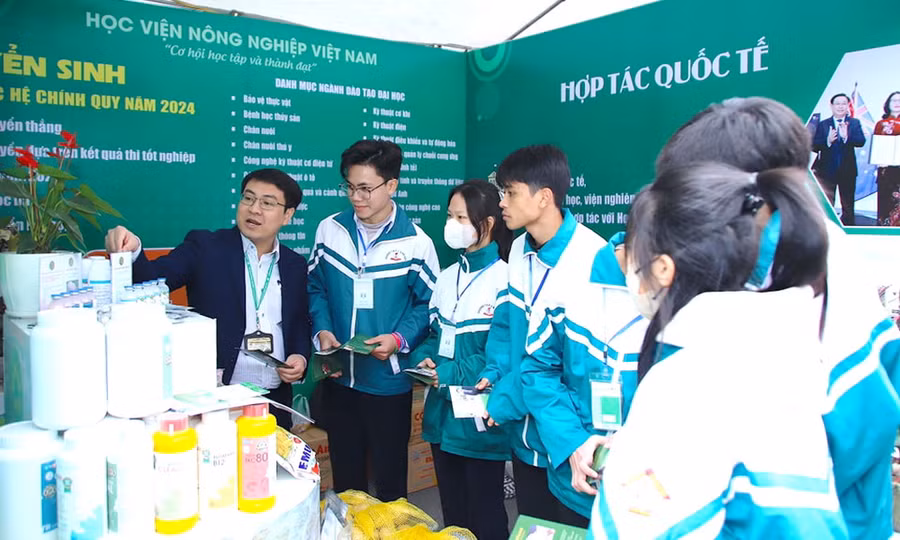 Nhiều học sinh tìm hiểu về các ngành, chương trình đào tạo của Khoa Nông học, Học viện Nông nghiệp Việt Nam.