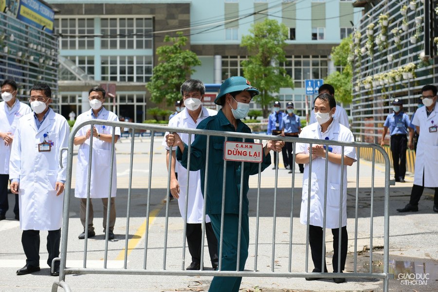 Gần 1.000 chuyến xe yêu thương đã được bệnh viện bố trí, sắp xếp di chuyển người bệnh và người nhà hoàn tất cách ly y tế và xét nghiệm âm tính theo quy định bàn giao về các tỉnh: Hải Dương, Hải Phòng, Quảng Ninh, Thái Nguyên, Bắc Ninh, Bắc Giang, Lào Cai, Bắc Cạn, Phú Thọ, Lạng Sơn, Nam Định, Vĩnh Phúc, Hà Nam, Hưng Yên, Thái Bình, Ninh Bình, Thanh Hóa, Nghệ An, Quảng Bình, Hòa Bình, Sơn La, Điện Biên, Lai Châu. Người bệnh và người nhà người bệnh tiếp tục được theo dõi, hiện tại có tình trạng sức khoẻ bình thường.