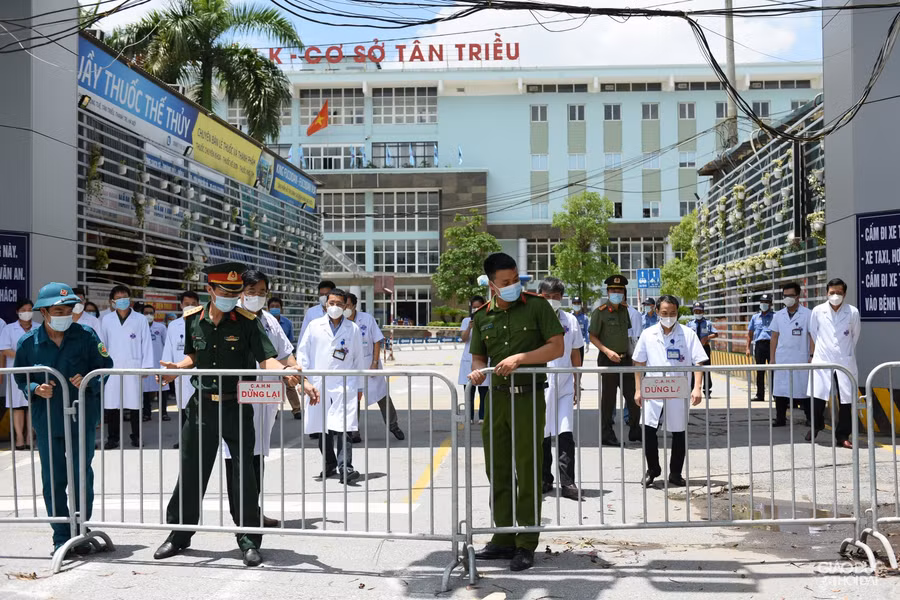 Đến thời điểm 13h ngày 14/6, Bệnh viện K cơ sở Tân Triều đã giải phóng hoàn toàn bệnh nhân và người nhà bệnh nhân ra khỏi các toà nhà khám chữa bệnh của Bệnh viện.