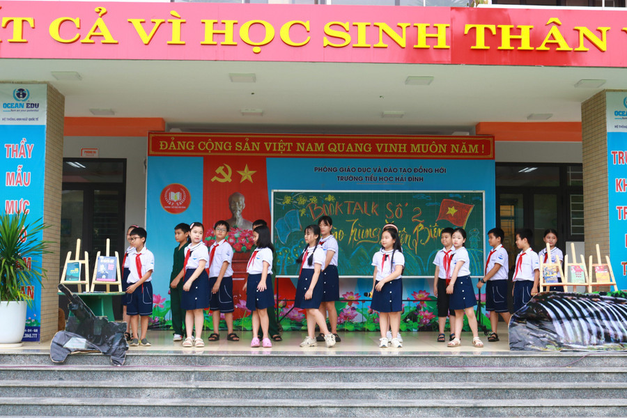 Tại chương trình, 152 học sinh khối 4 được tham gia nhiều động ý nghĩa như: kể chuyện về các tấm gương anh hùng, đọc những bài thơ về Chiến dịch Điện Biên Phủ, tái hiện chiếc xe đạp thồ Điện Biên… Tại chương trình, 152 học sinh khối 4 được tham gia nhiều động ý nghĩa như: kể chuyện về các tấm gương anh hùng, đọc những bài thơ về Chiến dịch Điện Biên Phủ, tái hiện chiếc xe đạp thồ Điện Biên…