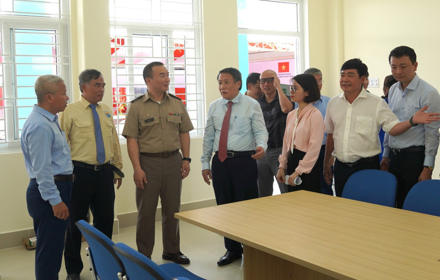 Ông Hà Sỹ Đồng và đại diện các đơn vị tham quan công trình. Ảnh: Tiến Nhất Ông Hà Sỹ Đồng và đại diện các đơn vị tham quan công trình. Ảnh: Tiến Nhất