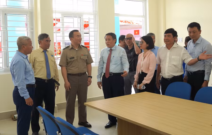 Ông Hà Sỹ Đồng và đại diện các đơn vị tham quan công trình. Ảnh: Tiến Nhất