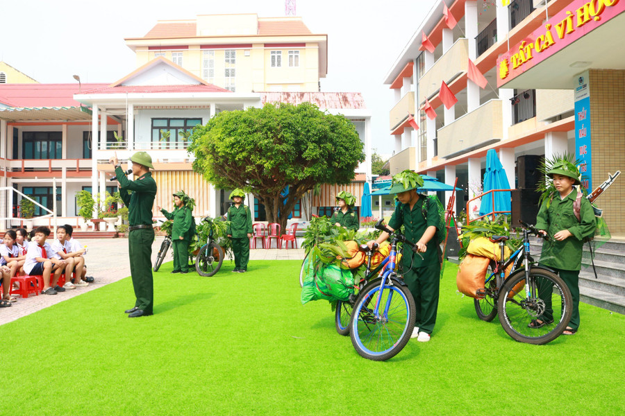 Với lối kể chuyện sinh động, truyền cảm của học sinh đã tạo nên những phần tranh tài sôi nổi nhưng không kém xúc động. Nhiều câu chuyện đã khơi dậy tình cảm chân thành của các em đối với những anh hùng dân tộc như: Bế Văn Đàn, Phan Đình Giót, Tô Vĩnh Diện… Với lối kể chuyện sinh động, truyền cảm của học sinh đã tạo nên những phần tranh tài sôi nổi nhưng không kém xúc động. Nhiều câu chuyện đã khơi dậy tình cảm chân thành của các em đối với những anh hùng dân tộc như: Bế Văn Đàn, Phan Đình Giót, Tô Vĩnh Diện…