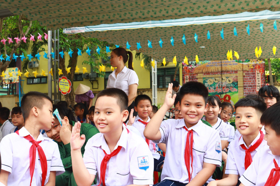 Nhiều học sinh tỏ ra thích thú, hào hứng với chương trình. Em Nguyễn Trương Gia Huy, lớp 4/1 cho biết: “Con và các bạn đều rất vui khi được tham gia hoạt động bổ ích này. Nhờ đó, con biết thêm nhiều kiến thức bổ ích mà sách vở không có”. Chương trình Book Talk 2 thực sự trở thành sân chơi bổ ích cho học sinh. Trẻ được học lịch sử theo phương thức mới thay vì cô giảng, trò chép thông thường. Nhiều học sinh tỏ ra thích thú, hào hứng với chương trình. Em Nguyễn Trương Gia Huy, lớp 4/1 cho biết: “Con và các bạn đều rất vui khi được tham gia hoạt động bổ ích này. Nhờ đó, con biết thêm nhiều kiến thức bổ ích mà sách vở không có”. Chương trình Book Talk 2 thực sự trở thành sân chơi bổ ích cho học sinh. Trẻ được học lịch sử theo phương thức mới thay vì cô giảng, trò chép thông thường.