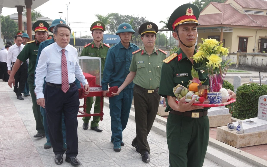 Ông Hà Sỹ Đồng, Phó Chủ tịch Thường trực UBND tỉnh tham dự Lễ truy điệu và an táng hài cốt liệt sĩ.