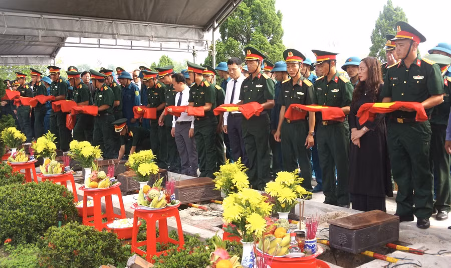 Các hài cốt liệt sĩ được đưa về an táng trong khuôn viên Nghĩa trang liệt sĩ huyện Hải Lăng. (Ảnh: Xuân Diện)