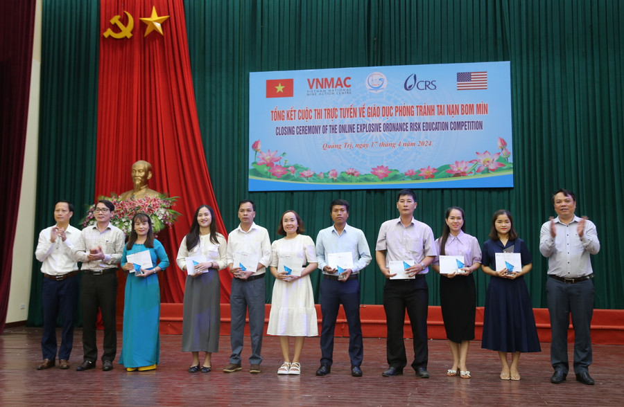 Ban tổ chức trao giải cho các giáo viên có bài thi xuất sắc. Ban tổ chức trao giải cho các giáo viên có bài thi xuất sắc.