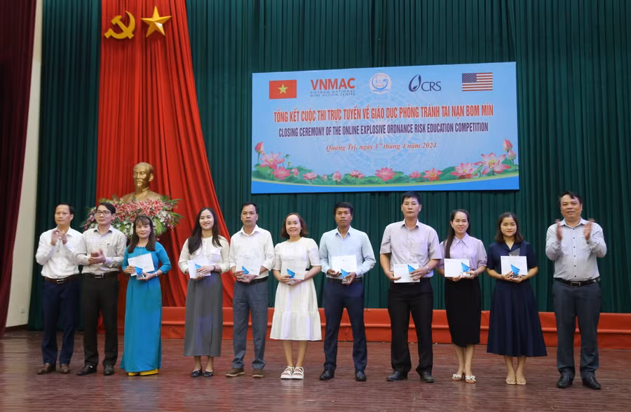 Ban tổ chức trao giải cho các giáo viên có bài thi xuất sắc.