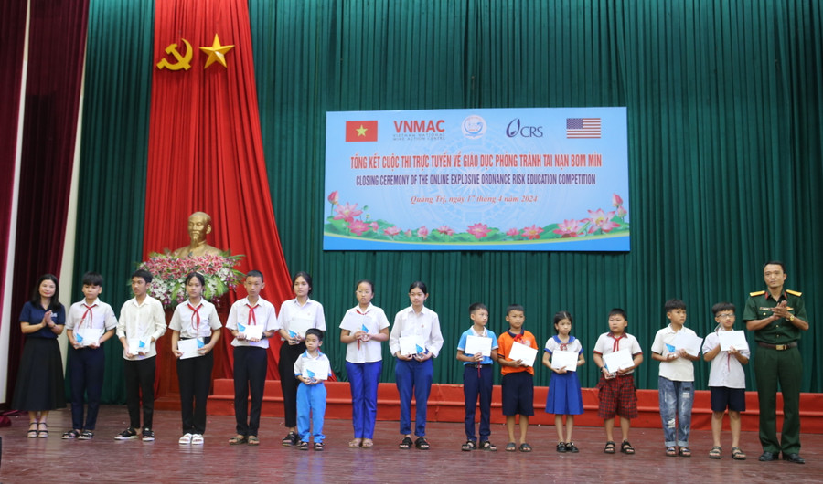 Các học sinh nhận giải khuyến khích. Các học sinh nhận giải khuyến khích.